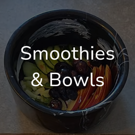 Link zur Seite "Smoothies & Bowls". Auf dem Bild: Ein schwarzer Napf mit Lebensmitteln darin.