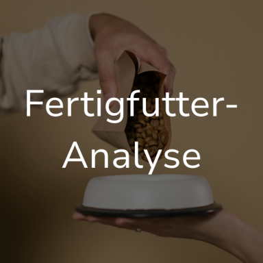 Eine Hand hält einen Napf und eine andere Hand schüttet Trockenfutter in den Napf. Auf dem Bild steht: Fertigfutter-Analyse