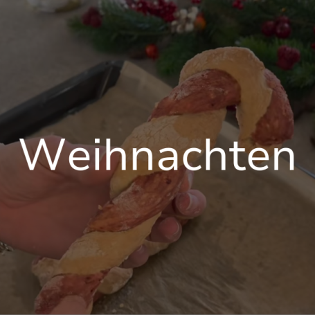 Link zur Seite "Weihnachten". Auf dem Bild: Eine gedrehte Kaustange in Form einer Zuckerstange.